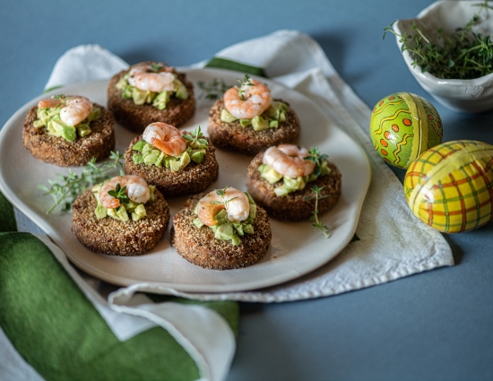 Mini burger pomodori e olive con gamberi e avocado