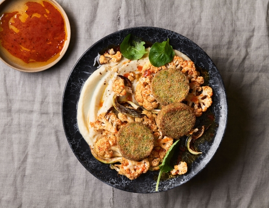 Mini burger ai broccoli con purea e bistecche di cavolfiore alla harissa