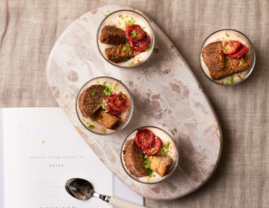 Mini burger con pomodori e olive, con crema di cannellini e pomodorini canditi