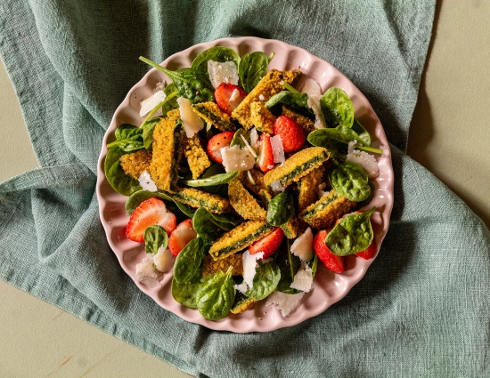 Mini cotolette con insalata di spinacini e  fragole, parmigiano