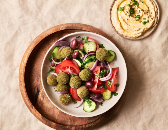 Mini falafel agli spinaci con insalata fattoush