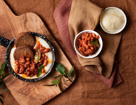 Mini burger con pomodori e olive con polenta bianca e fagioli in umido