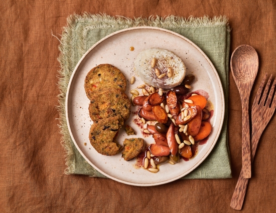 Mini burger alle verdure grigliate con carote al vino rosso e timballino di riso