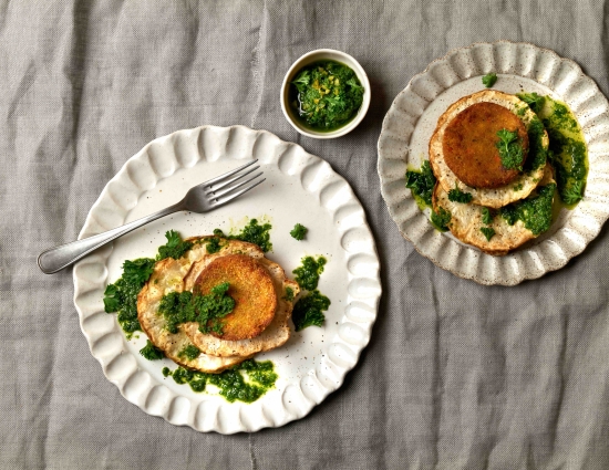 Mini burger alla zucca su medaglioni di sedano rapa arrosto e salsa verde