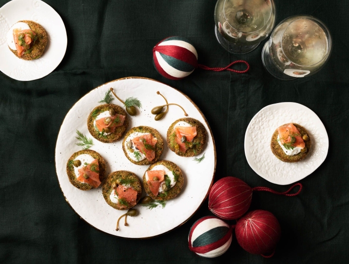 Mini burger agli spinaci con panna acida, salmone affumicato, capperi e aneto